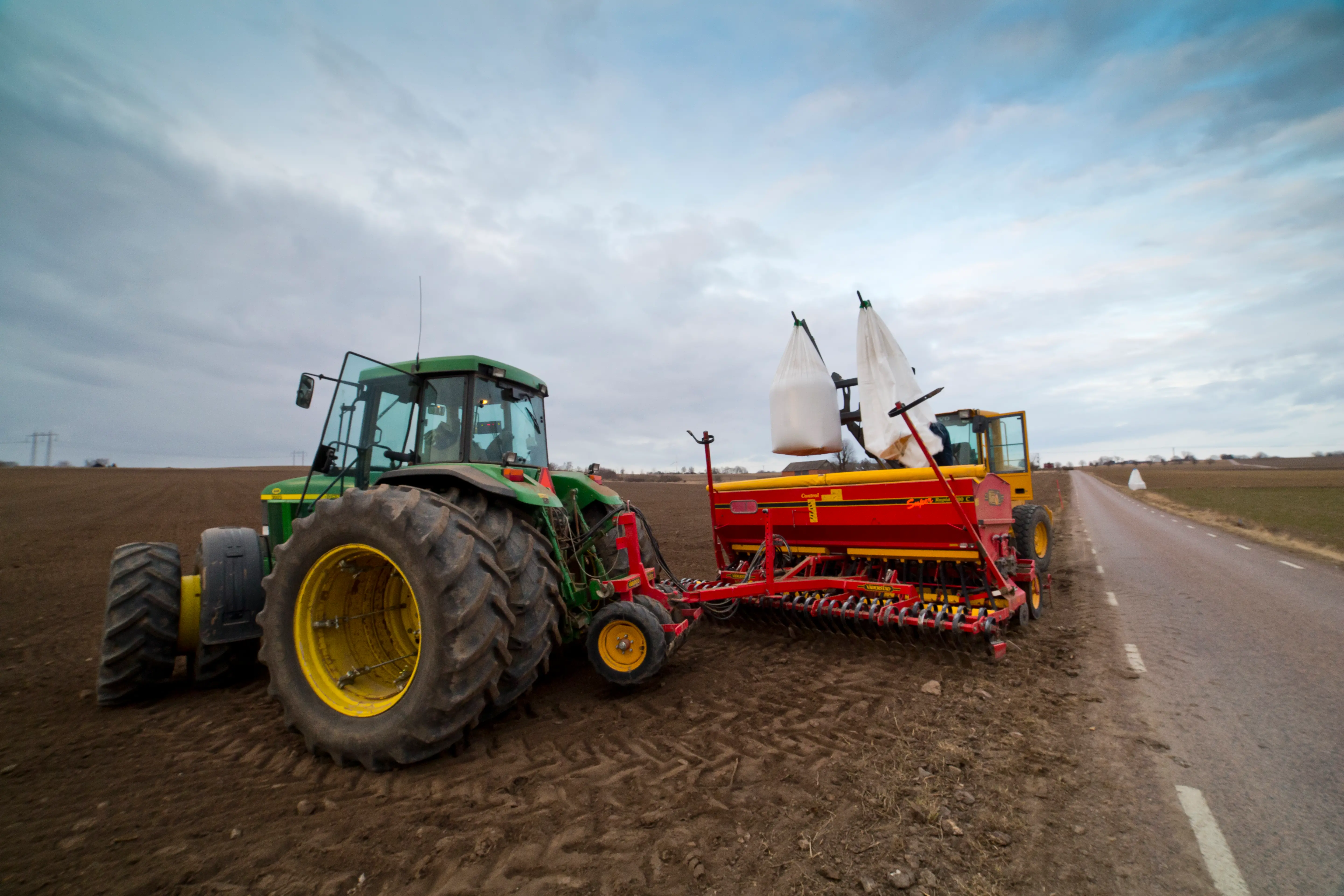 Påfyllning av mineralgödsel i en såmaskin