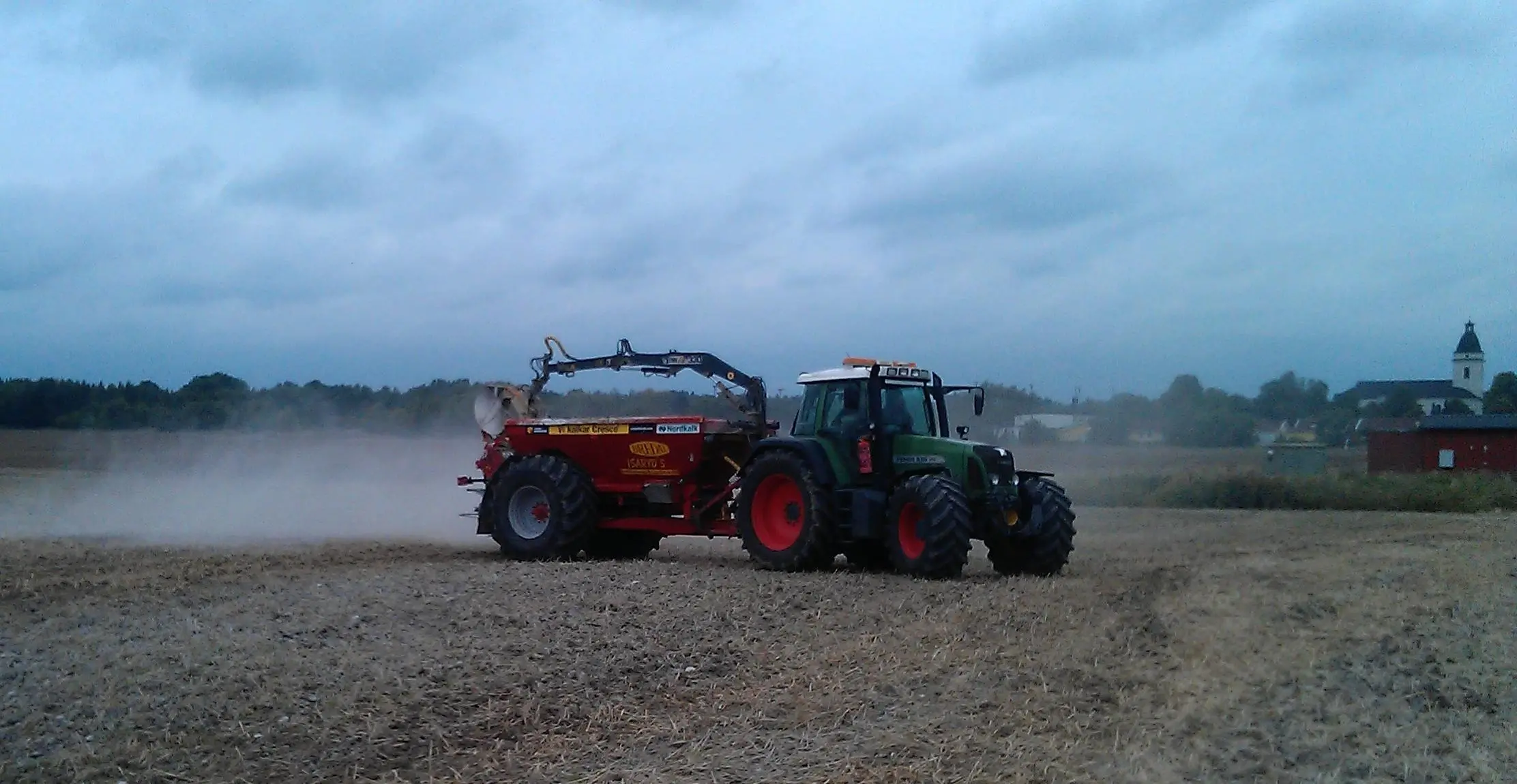 Traktor med kalkspridare som sprider strukturkalk