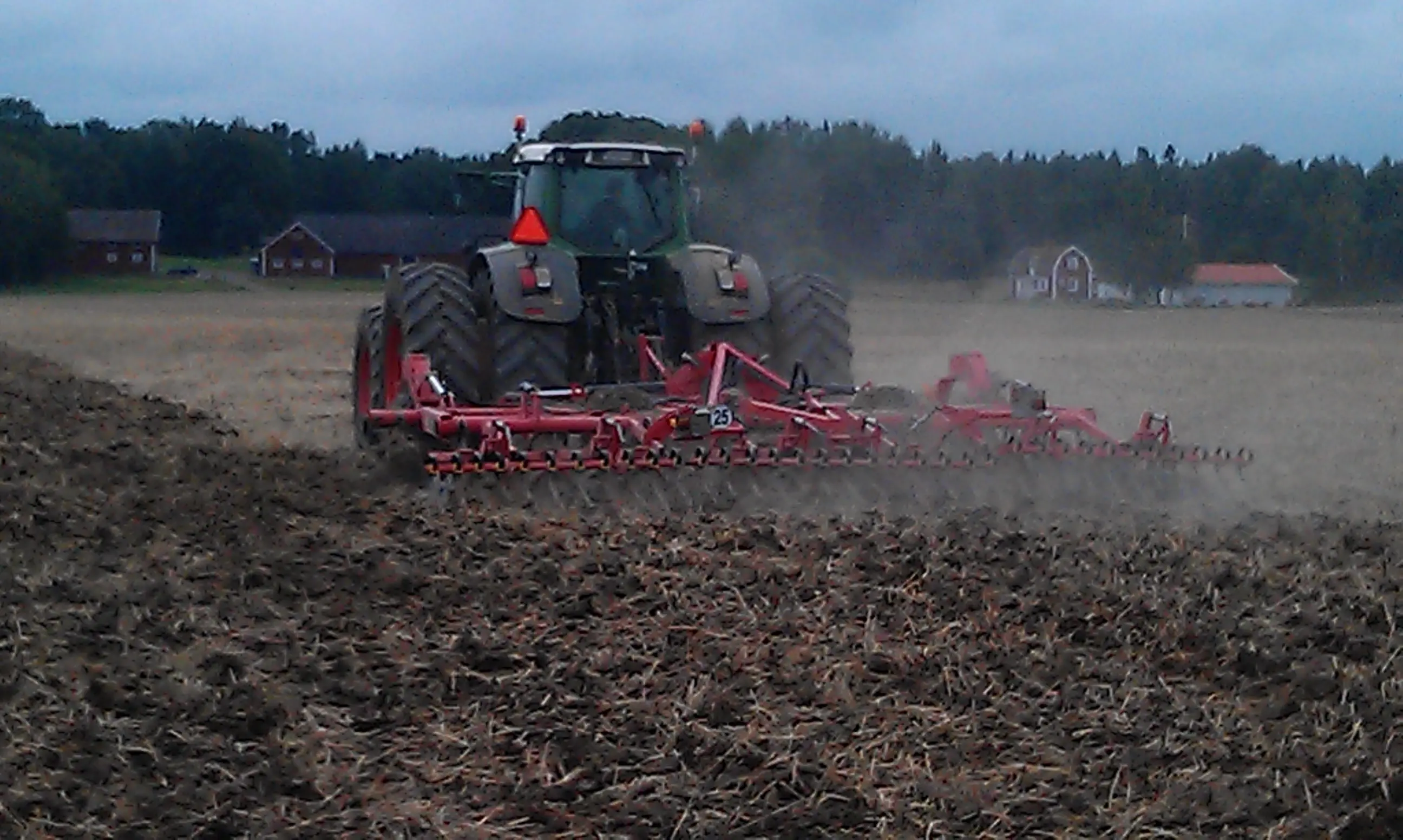 Traktor som bearbetar ner kalk.