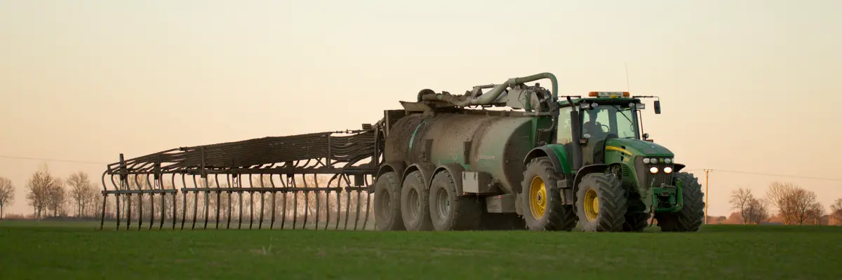 Traktor med flytgödseltunna