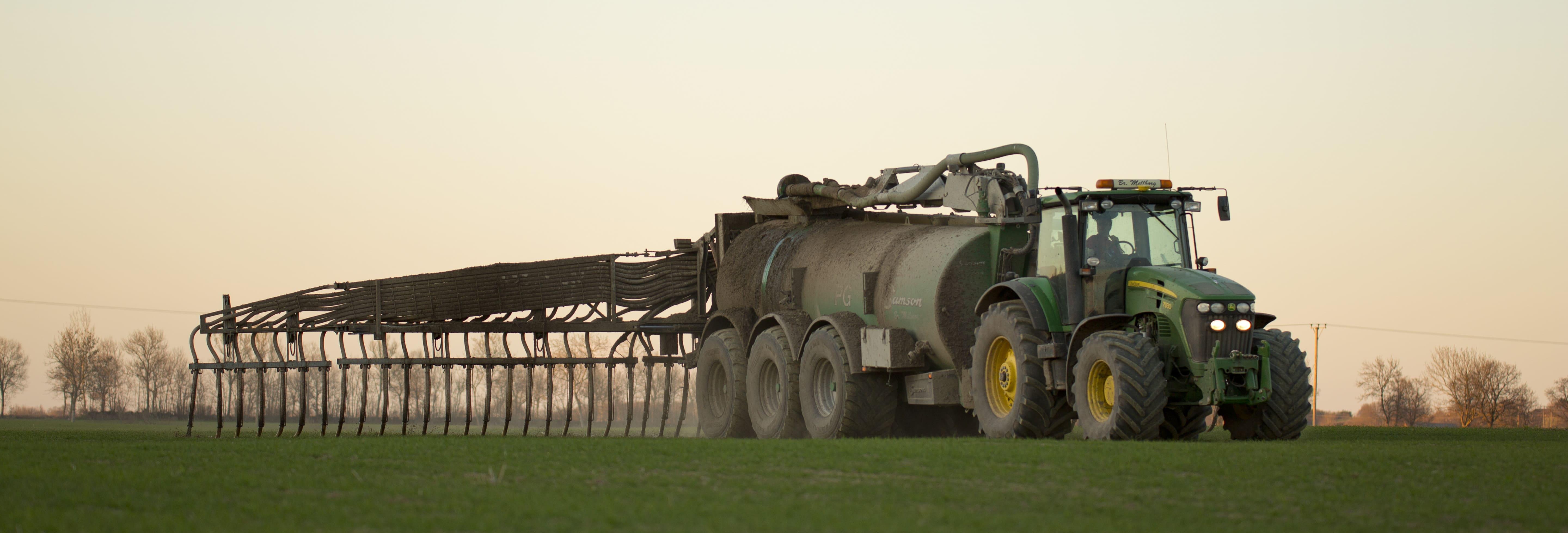 Traktor med flytgödselspridare