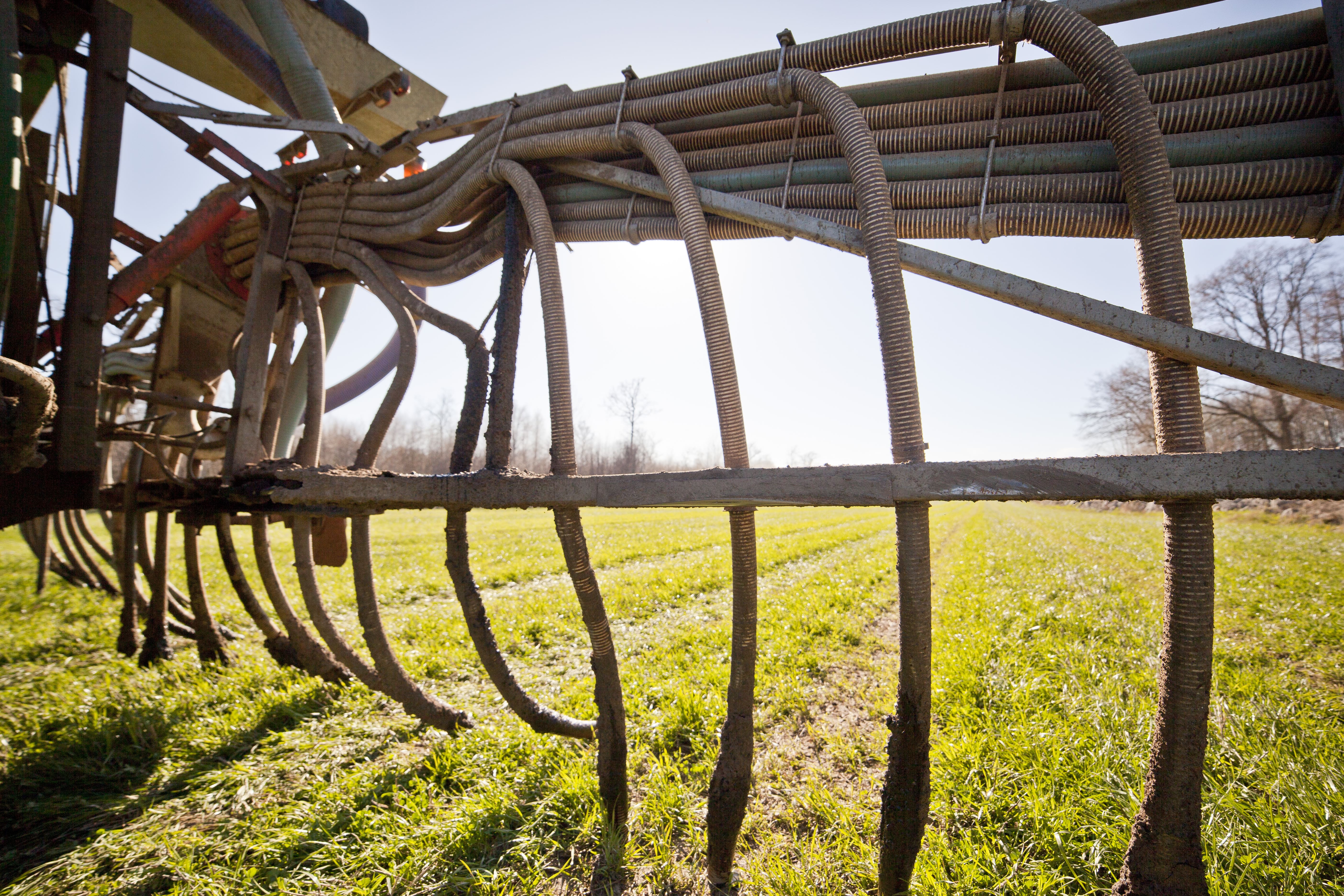 Närbild på släpslangar på en flytgödseltunna.