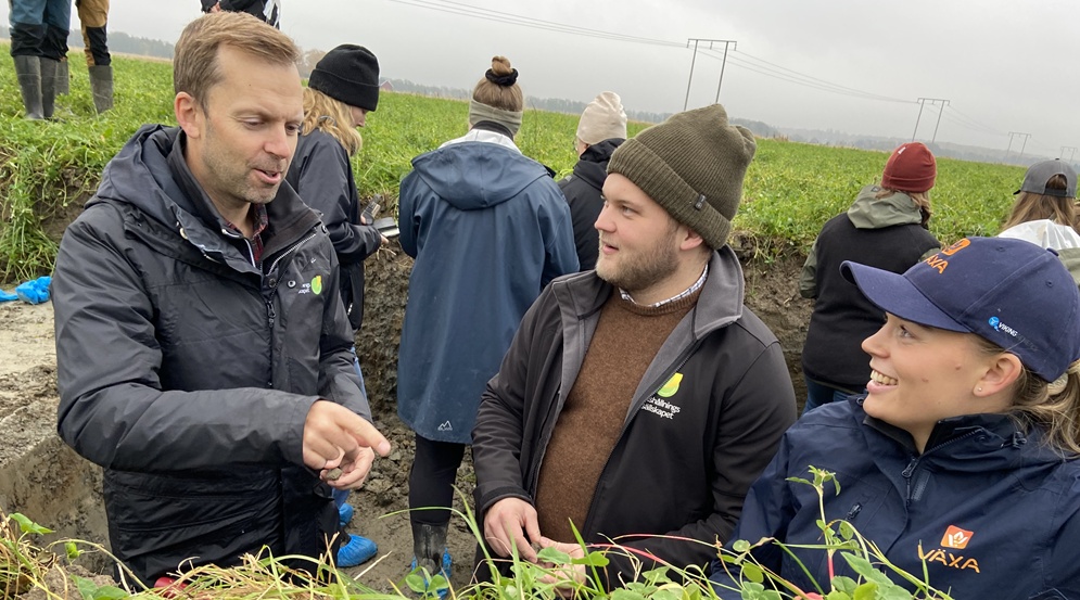 rådgivare samtalar i fält