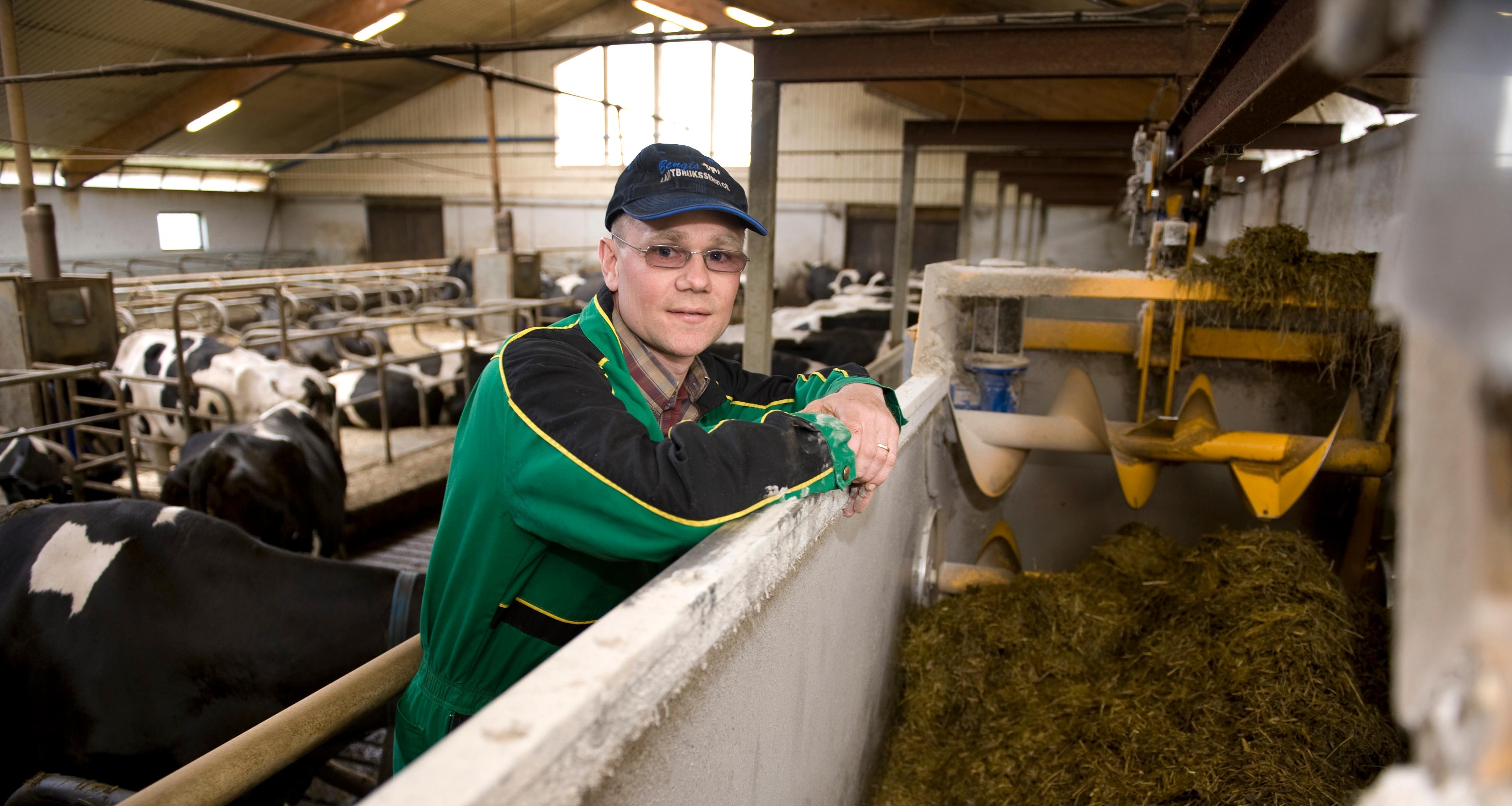 Lantbrukare vid fodervagn