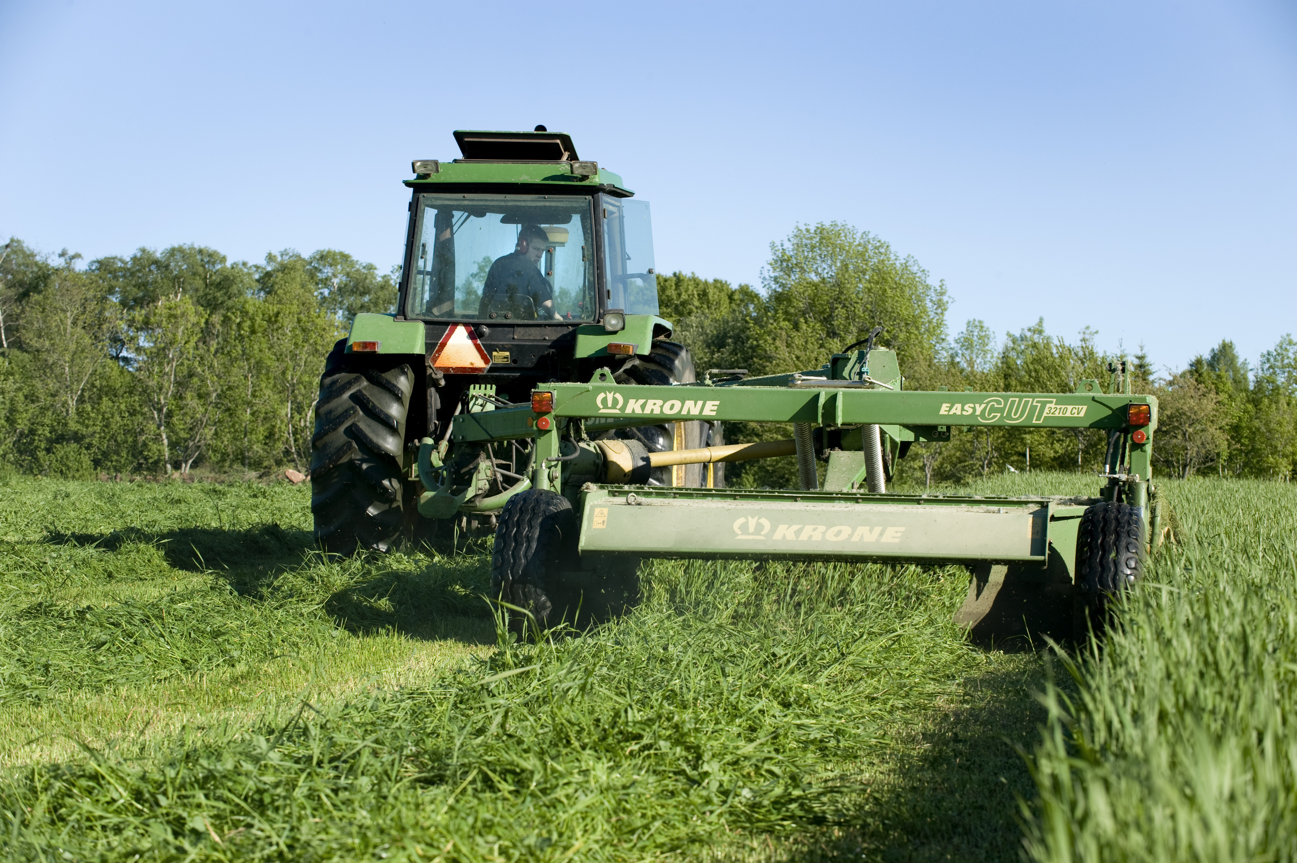 Traktor som slår gräs