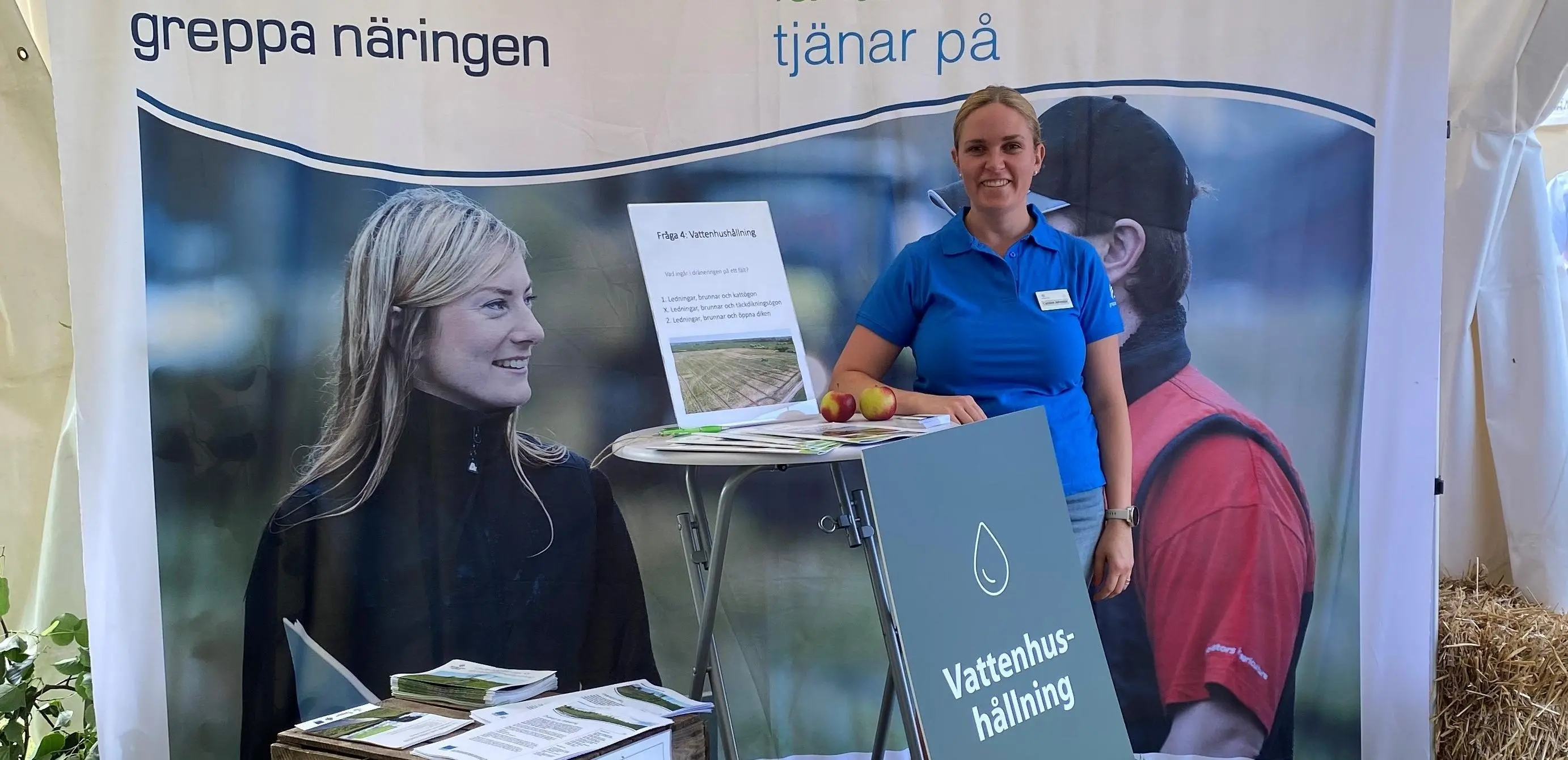 Kvinna i ett mässtält