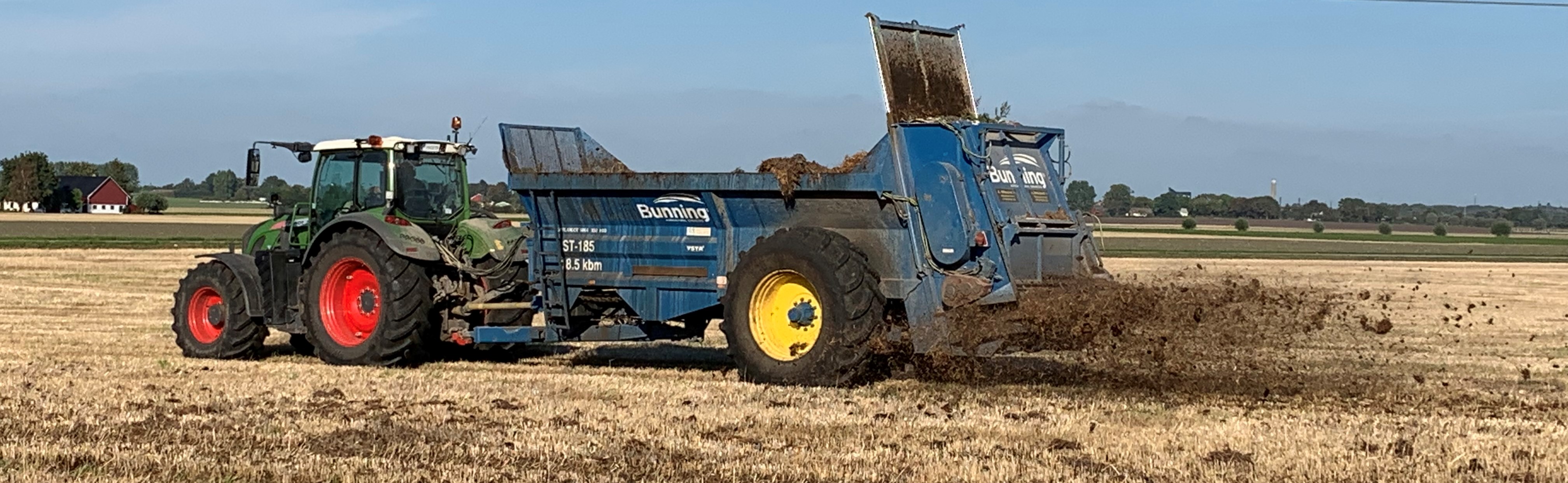 Traktor med tvåstegsspridare