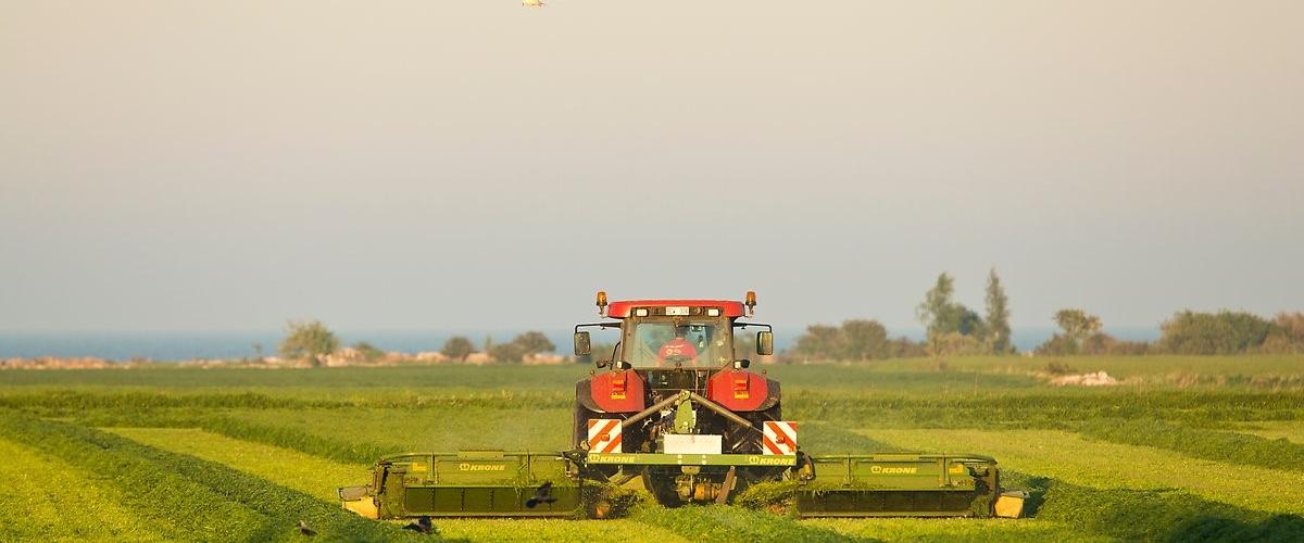 Traktor med slåtterkross