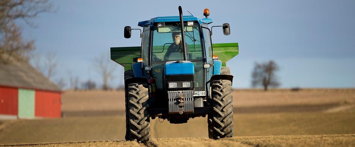 Traktor med gödningsspridare