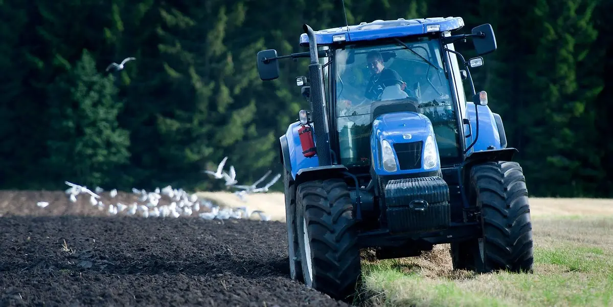 Traktor som plöjer