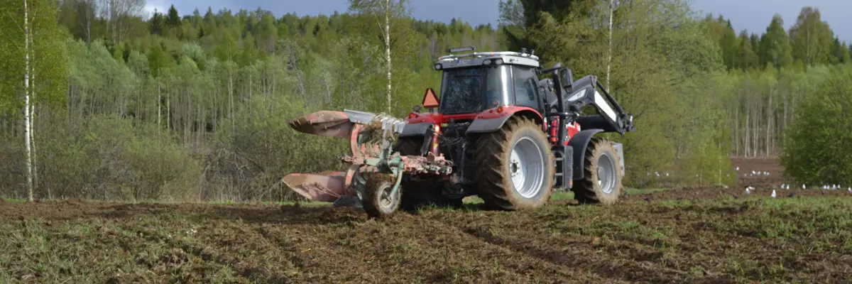 Traktor som plöjer