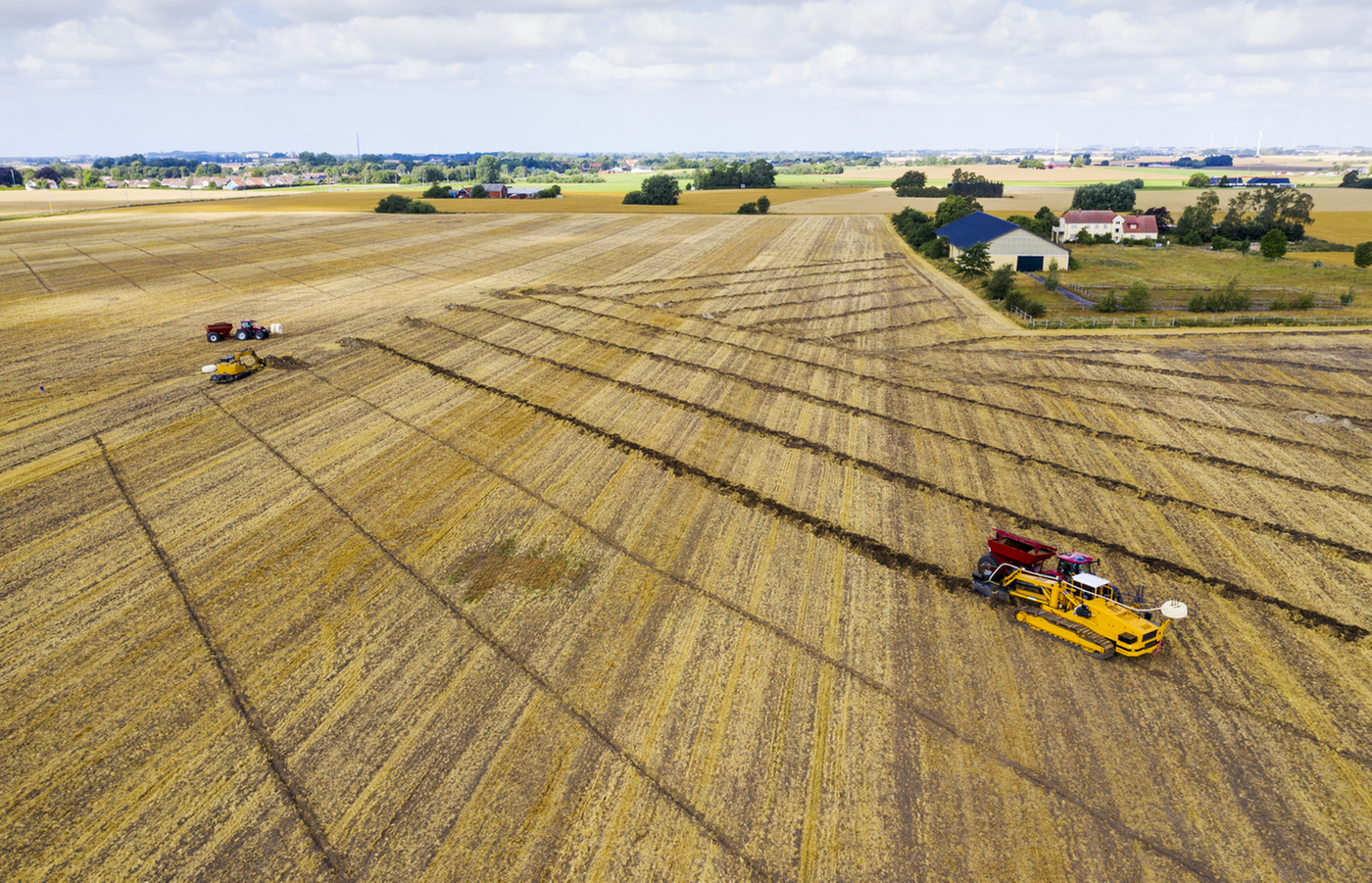 Ett fält som täckdikas med en dräneringsplog